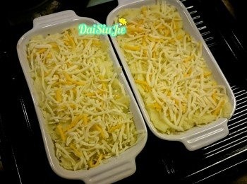 step10: 上面蓋上薯蓉，用灑上芝士碎，用200度焗10分鐘以上至芝士溶化即成。