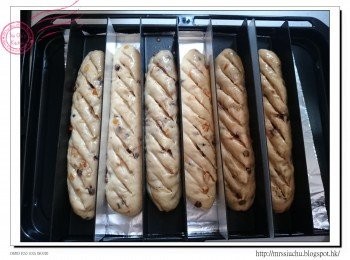 step6: 發酵至9分滿搽蛋液及界花。