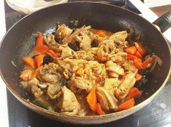 step4: 再將肉桂粉、薑粉加入拌勻，再將雞肉與蔬菜移至燉鍋中，加入土雞高湯、蜂蜜，燉煮分鐘，最後以鹽、黑胡椒調味，灑上香菜葉即可，蜜棗胡蘿蔔燉雞肉上桌囉。