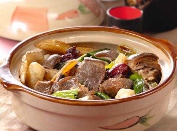 step7: 加蒜段再燜15分鐘, 用生粉埋茨, 加胡椒粉, 即成。