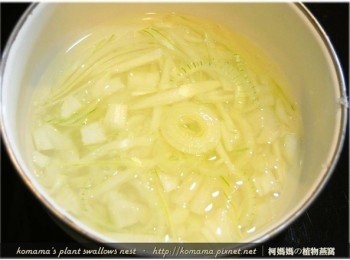 step3: 洋蔥洗淨，去除外皮後，分切成絲，再泡水冰鎮一小時。