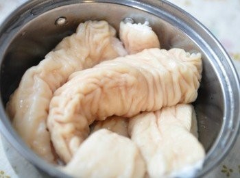 step3: 豬大腸也以麵粉揉捏清水沖洗數遍