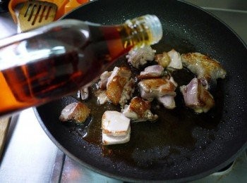 step4: 煎好雞肉後倒入一匙黑麻油與一匙的香油(小火)再放入薑片與香菇絲(一定要爆香薑片才好吃)薑片程度像是略炸過的感覺