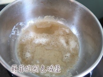 step1: 黑糖肉桂製作方法：1：小火將無鹽奶油煮至融化後關火。