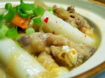 step5: 將麵先放入碗中，再加入煮好的泡菜年糕，就大功告成囉~~