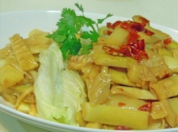 step8: 用生菜將辣味與不辣桂竹筍隔開