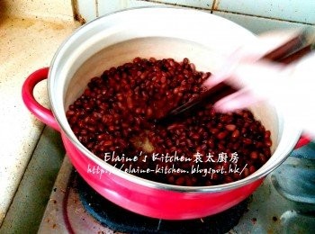 step4: 再加入第二次水(同是50ml) , 繼續用中火炒至水份收乾