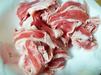 step1: 牛肉條切三等份 , 用米酒 3大匙醃30分鐘