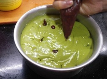 step9: 將紅豆蓉盡量隔走水份，裝入唧袋，再隨意唧入蛋糕中間