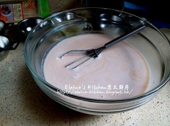 step5: 盛起待涼5分鐘後倒入粉漿內拌勻 , 再隔篩將粉漿篩一次去粉粒