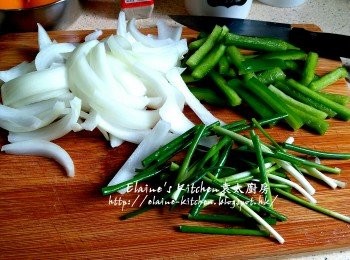 step3: 翌日將青椒去籽切條 , 洋蔥去衣切條 , 蔥切段 , 蜜桃切粒備用