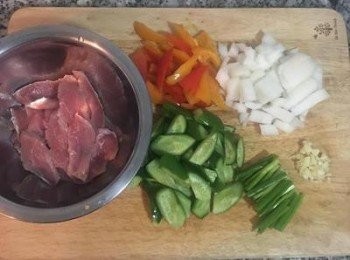 step1: 小里肌肉切片；小黃瓜切滾刀；甜椒切與小黃瓜差不多大小的小塊；洋蔥切丁；蔥切段；蒜切末備用。