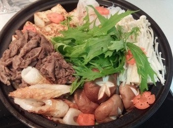 step4: 剩起牛肉片, 排好其他配料於鍋中,加入牛肉,煮至所有材料至熟即成