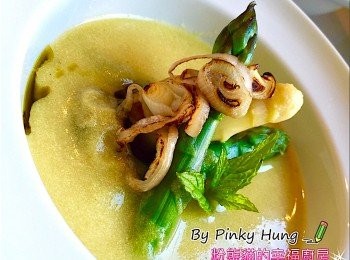 step1: 熱煱下橄欖油先爆烘蒜頭至微焦狀態，將洋蔥，蘆筍，用中火炒約4分鐘，直到洋蔥呈現半透明就可以（無需煮至變褐色狀態）。