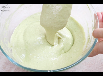 step6: 篩入低筋麵粉，以切拌法拌勻成麵糊。