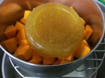 step1: 南瓜洗淨去皮切小塊和高湯一起蒸熟~SOUPSTAR料理用雞高湯只有每100g只有24卡的熱量，增加料理豐富味道，也讓你身體無負擔喔!!