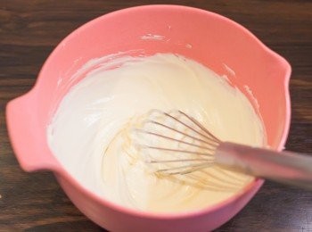 step4: 把打好的煉奶忌廉及雲尼拿香油加入忌廉芝士芝士中以手動打蛋器拌勻，然後放進擠花袋中。