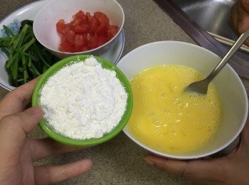 step2: 將麵粉加入蛋液中攪均至沒有粉粒