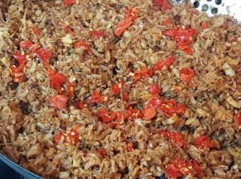 step9: 加入指天椒及金蒜炒勻，轉中小火炒20-25分鐘。