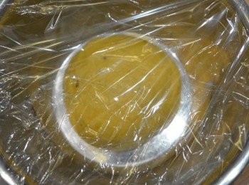 step7: 7. 用手再將麵團搓揉成光滑的圓形，放進麵盆蓋上保鮮膜，放置1小時進行第一次發酵。