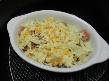 step5: 放上一層起司片與披薩起司