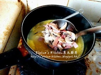 step10: 加入之前盛起的煙肉火腿蘑菇及蝦仁 , 用中火拌勻煮至蝦仁轉色