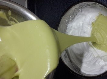 step11: 將蛋黃麵糊由高处倒入剩餘的蛋白霜， 再次用切拌混合均勻