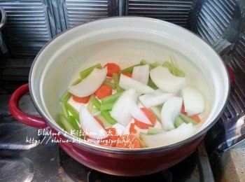step4: 煲內加少許油燒熱 , 加入西芹 , 甘旬片爆香 , 再加入洋蔥炒至微軟身