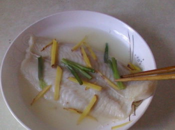 step4: 把魚盤取出，去掉盤裡多餘的湯汁、薑絲、蔥段