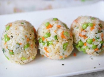 step7: 將塑好形狀的飯團先至一旁備用