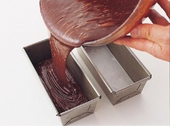 step7: 把6 的麵糊平均倒入事先準備好的2個模具中。