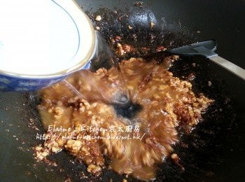 step5: 加入3碗水份量拌勻 , 用中火煮滾後轉慢火蓋上蓋煮1小時