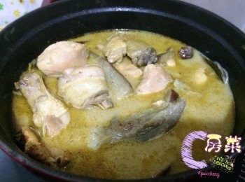 step4: 茄子切段加到咖哩中, 中火煮滾熄火, 焗10-20分鐘