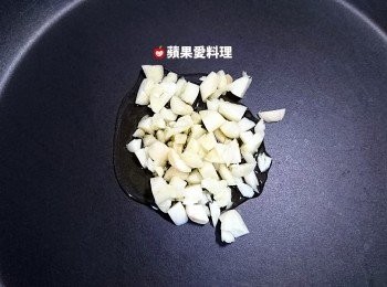 step2: 取出平底鍋，倒入橄欖油，放入4/5蒜頭碎，開中火爆香。