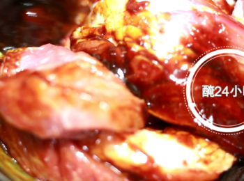 step3: 柱侯醬、叉燒醬、咖哩醬、料理米酒、盬、糖及玫瑰露酒一併放入並攪拌均勻。再放入梅花肉, 拌均勻, 放至冰箱醃製至少一天。