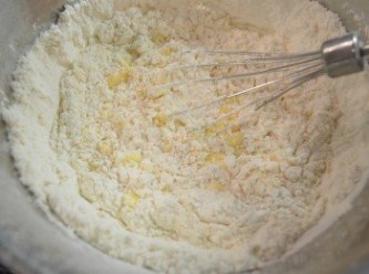 step5: 接著將已過篩的麵粉加入，攪拌至無顆粉的濃稠蛋糊。