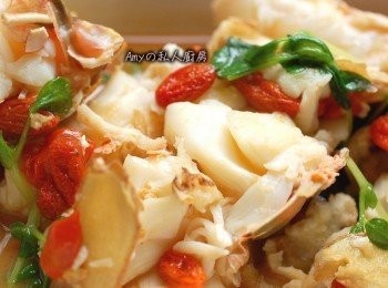 step2: 準備一個鍋,加入麻油及薑片用小火慢慢煸出香氣,再將龍蝦肉塊放入鍋裡,用中大火快炒上色。