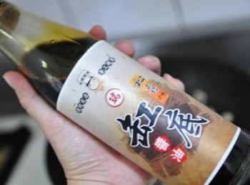 step5: 放入適量<span class="group_1"><span class="group_2">醬料</span>