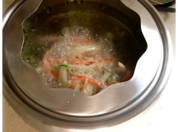 step4: 將蔬菜絲捲成餅，放入炸鍋內，炸2-3分鐘。撈起後，再回鍋炸2-3分鐘。