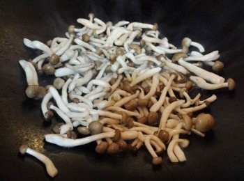 step3: 本菇以白鑊乾炒一會，讓多餘水份蒸發。
