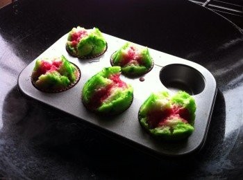 step5: 溫馨提示
倒入麵糊步驟要快，如果時間拖得越久，發糕就會發不起。