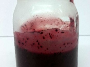 step3: 攪拌至籃莓成果蓉及猴麵包果粉全部溶解。然後，將所有攪拌好的果蓉倒入準備好的果醬罐內