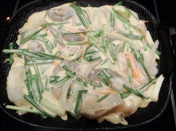 step10: 將<span class="group_3">麵糊</span>適量倒入鍋中,用中小火煎。這個<span class="group_3">麵糊</span>配方可煎出兩片海鮮煎餅。