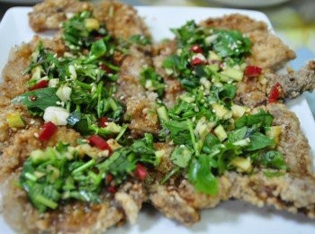 step3: 最後再將調好的<span class="group_3">醬料</span>均勻的攪拌淋在香酥的豬排上即完成~