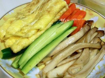 step2: 雞蛋打勻煎熟放涼再切成長條狀，小黃瓜泡小蘇打水3分鐘洗淨瀝乾，去頭尾切成長條狀，紅蘿蔔切條狀川燙熟備用，杏鮑菇洗淨切厚條狀，放入已熱鍋的平底鍋加一點點油煎熟，灑一點點鹽巴 。