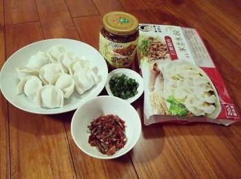 step1: 取一個鍋子加水煮沸等待，青蔥切珠，澎湖野生丁香干貝XO醬，【澎湖野生水產的產品皆通過政府檢驗及SGS認證，讓大家吃得更安心， 更是五星級飯店主廚指定<span class="group_1">食材</span>，讓大家有實惠價格輕鬆吃到頂級<span class="group_1">食材</span>。 】