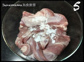 step5: 逐件抹乾，再灑下1湯匙生粉撈勻