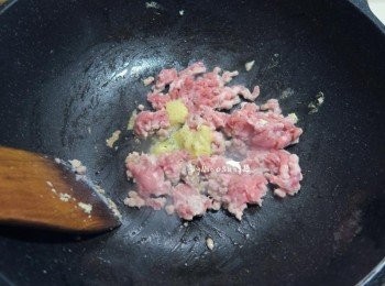 step2: 絞肉和蒜末下鍋炒香