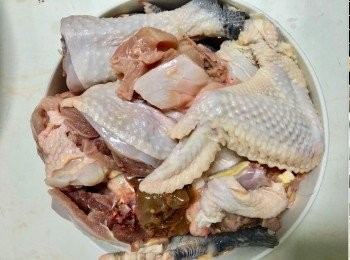 step1: 雞清洗乾淨剁塊，冷水下鍋焯掉血水，並且加薑三片。