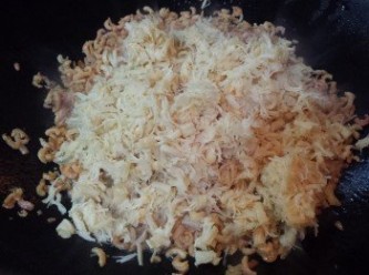 step5: 加入瑤柱入鍋內與蝦米拌勻，炒5-8分鐘。